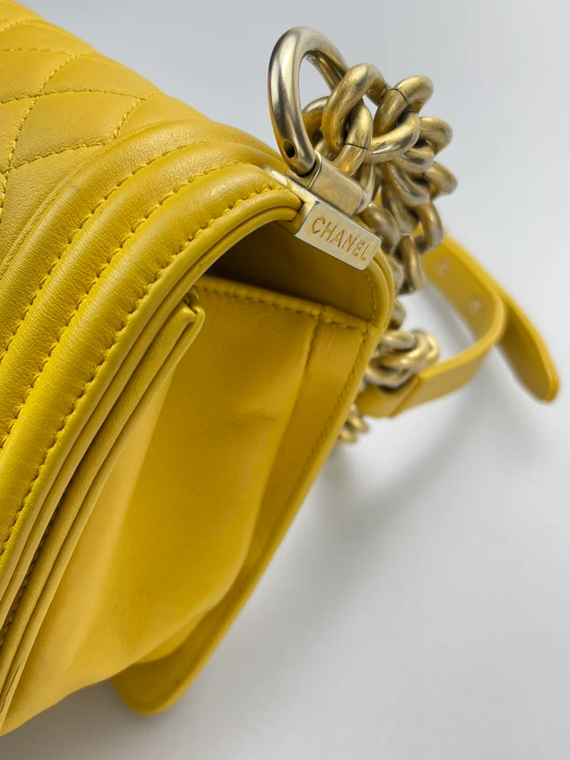 Chanel Le Boy Medium in Zitronengelb mit goldener Hardware