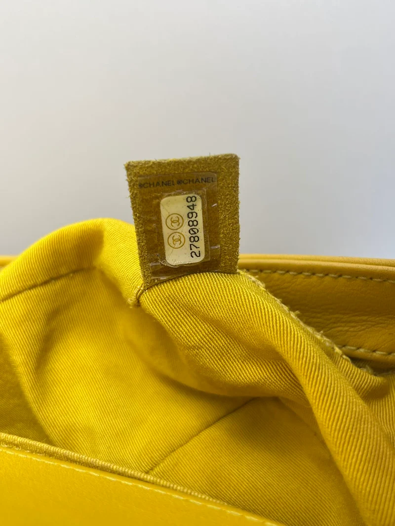 Chanel Le Boy Medium in Zitronengelb mit goldener Hardware