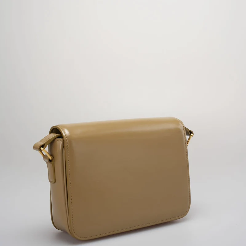 Celine Classic Triomphe Tasche aus glänzendem Kalbsleder in Rauchbraun