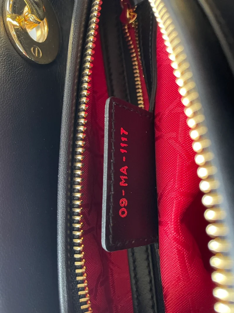 Schwarze mittelgroße Tasche von Christian Dior aus Cannage-Lammleder mit goldenen Beschlägen