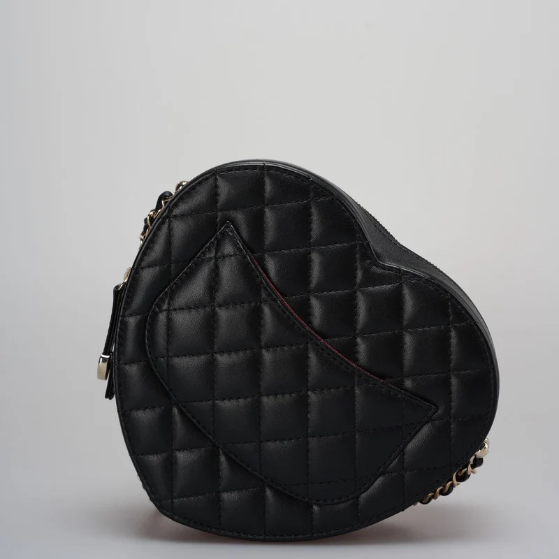 Chanel – CC In Love – Große Clutch aus gestepptem Lammleder mit Herz und Kette in Schwarz