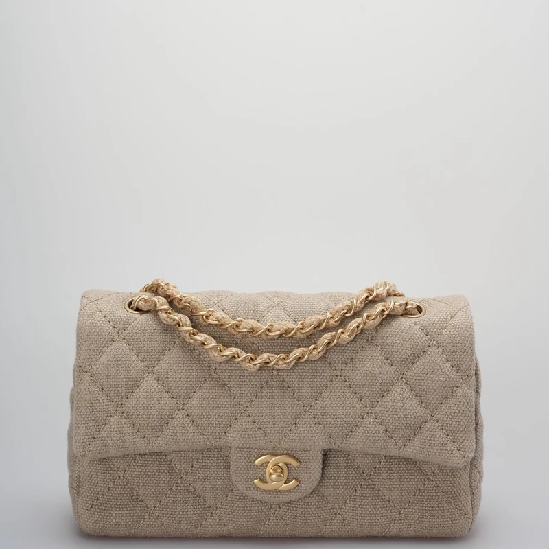 Chanel – Timeless – Gesteppte mittelgroße Klappe aus Leinen in Beige