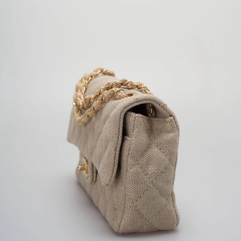 Chanel – Timeless – Gesteppte mittelgroße Klappe aus Leinen in Beige