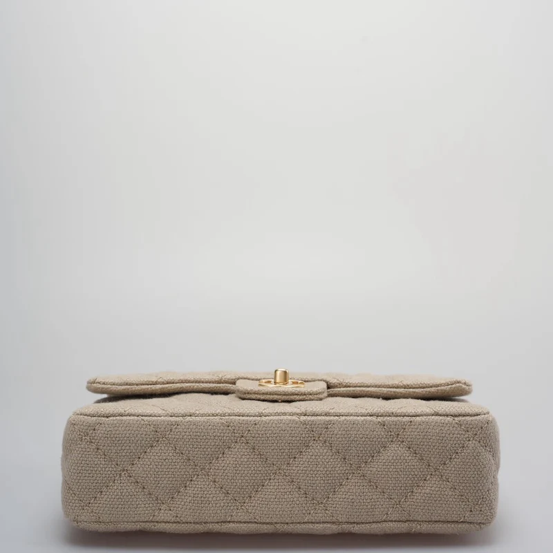 Chanel – Timeless – Gesteppte mittelgroße Klappe aus Leinen in Beige
