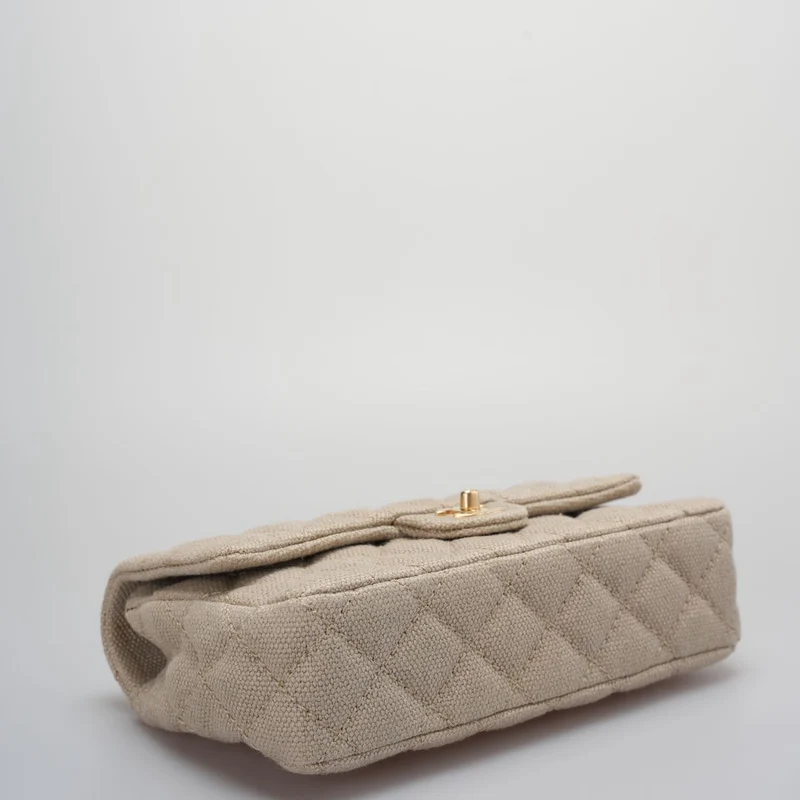 Chanel – Timeless – Gesteppte mittelgroße Klappe aus Leinen in Beige