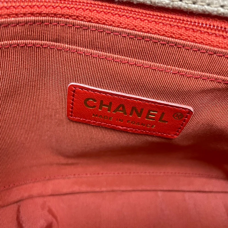 Chanel – Timeless – Gesteppte mittelgroße Klappe aus Leinen in Beige