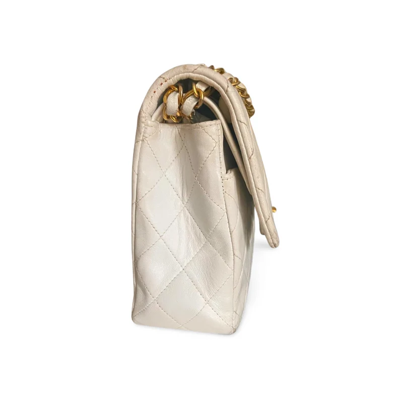 Chanel White Vintage Medium Classic Flap Bag aus Lammleder mit 24 Karat Goldbeschlägen