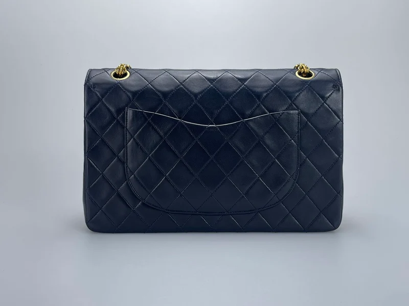 Chanel Schwarze Vintage-Tasche mit mittlerer klassischer Doppelklappe und 24-Karat-Goldbeschlägen