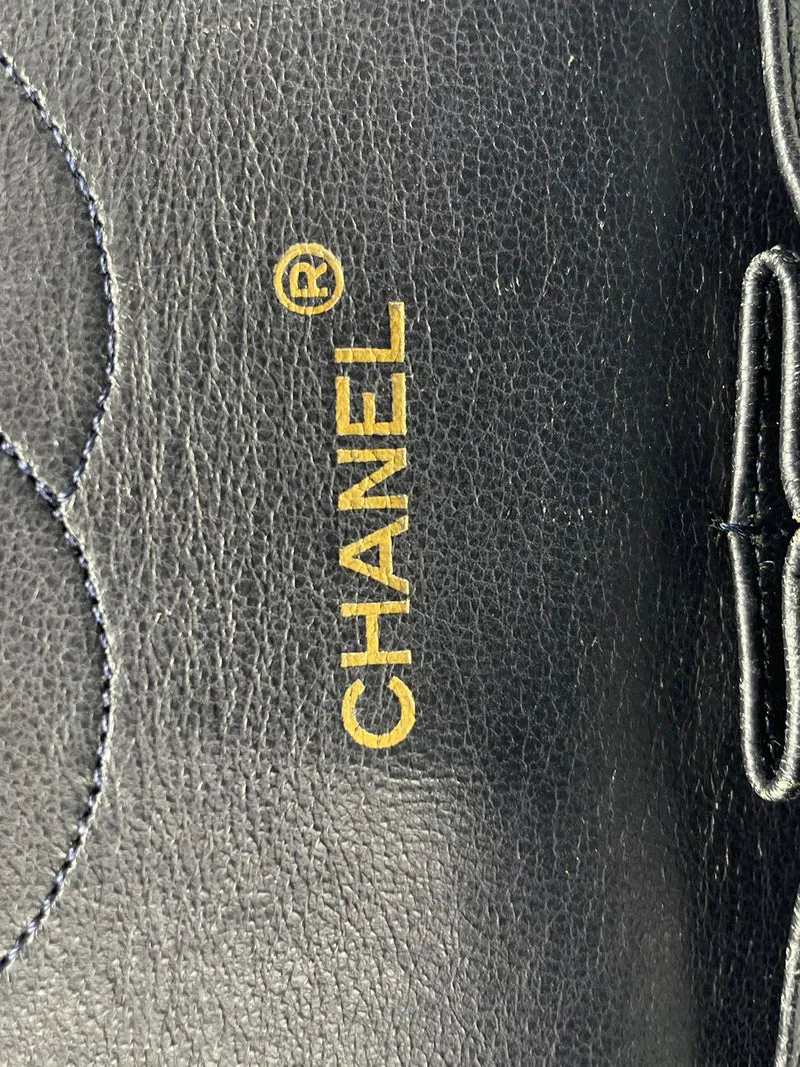 Chanel Schwarze Vintage-Tasche mit mittlerer klassischer Doppelklappe und 24-Karat-Goldbeschlägen