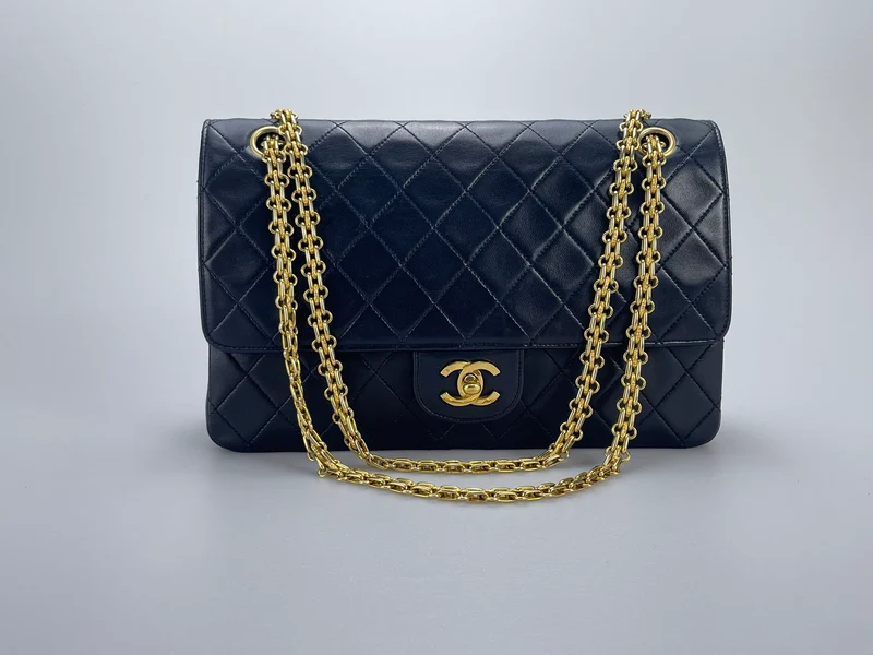 Chanel Schwarze Vintage-Tasche mit mittlerer klassischer Doppelklappe und 24-Karat-Goldbeschlägen