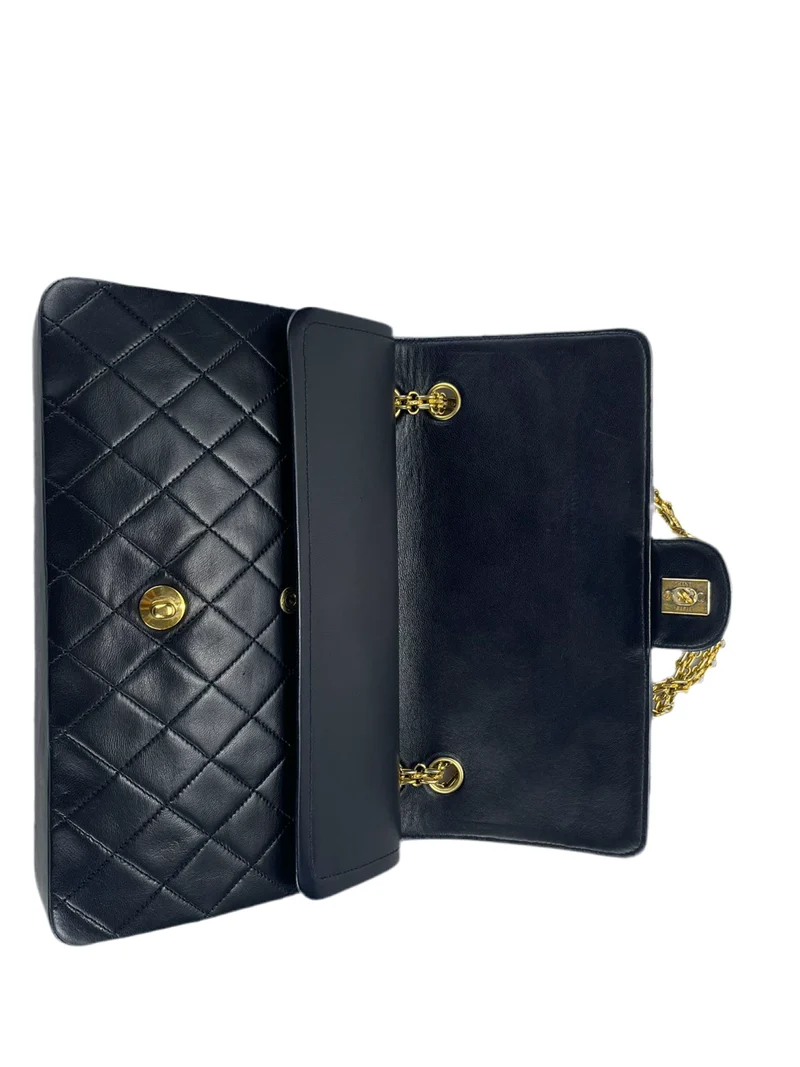 Chanel Schwarze Vintage-Tasche mit mittlerer klassischer Doppelklappe und 24-Karat-Goldbeschlägen