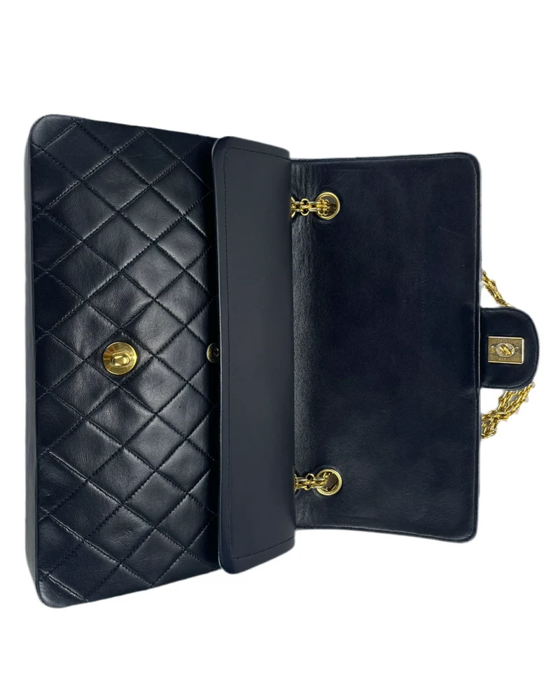 Chanel Schwarze Vintage-Tasche mit mittlerer klassischer Doppelklappe und 24-Karat-Goldbeschlägen