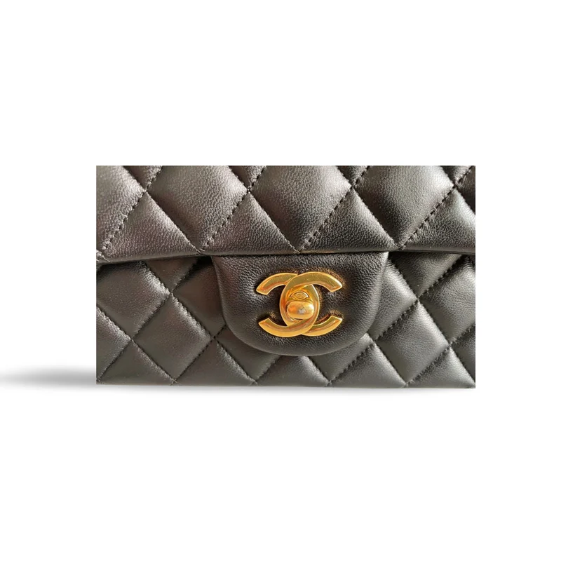 Chanel Schwarze zeitlose Flap Bag mittleres Lammleder mit goldener Hardware