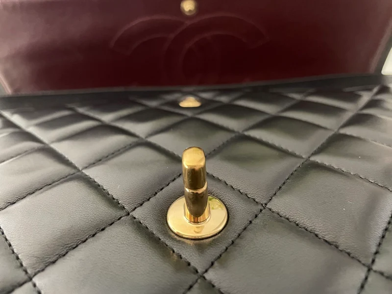 Schwarze klassische Maxi-Tasche mit Doppelklappe von Chanel mit goldener Hardware