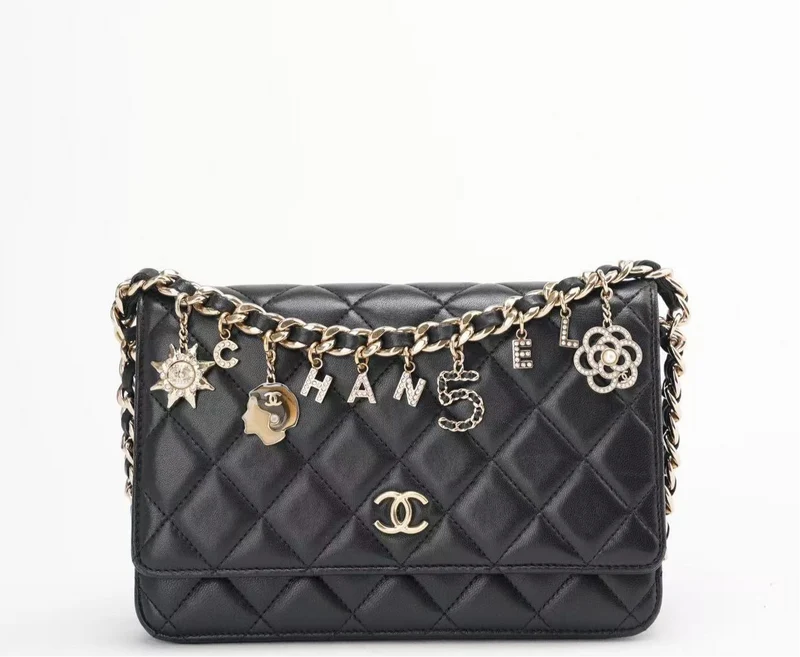 Chanel Schwarze Geldbörse mit Kette (WOC) Coco Charm Lammleder 2021