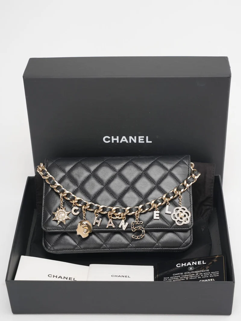 Chanel Schwarze Geldbörse mit Kette (WOC) Coco Charm Lammleder 2021