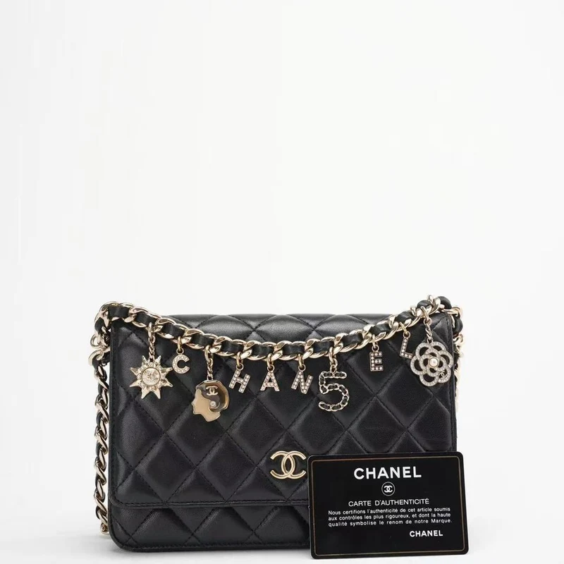 Chanel Schwarze Geldbörse mit Kette (WOC) Coco Charm Lammleder 2021