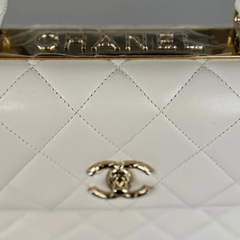 Chanel Trendy CC Bag aus kleinem, weißem Lammleder mit Rautensteppung und champagnergoldenen Metallteilen