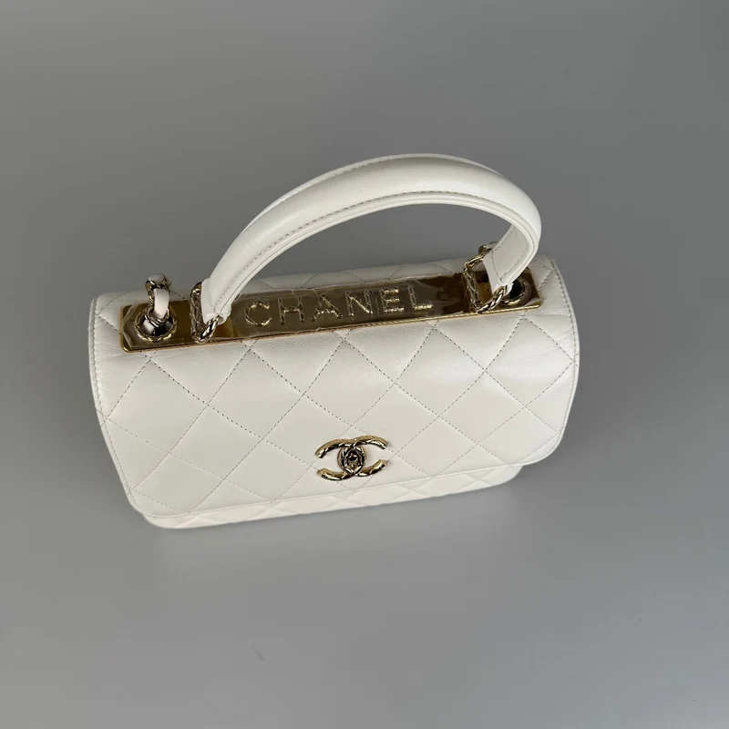 Chanel Trendy CC Bag aus kleinem, weißem Lammleder mit Rautensteppung und champagnergoldenen Metallteilen