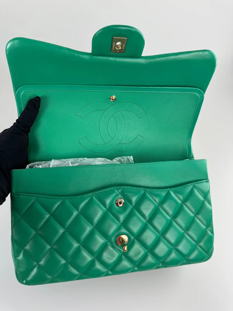 Chanel zeitlose Flap Bag Jumbo Grün mit goldener Hardware