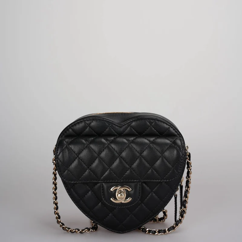 Chanel Große Herztasche aus schwarzem Lammleder mit goldenen Metallbeschlägen