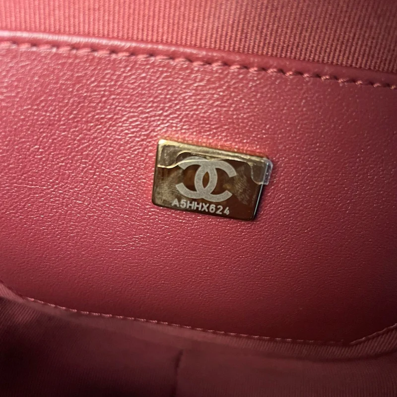 Chanel Große Herztasche aus schwarzem Lammleder mit goldenen Metallbeschlägen
