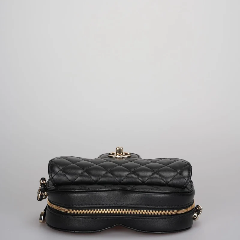Chanel Große Herztasche aus schwarzem Lammleder mit goldenen Metallbeschlägen