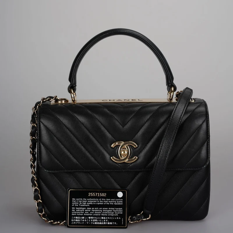 Chanel – Trendy CC – Mittelgroße Flap-Tasche aus Lammleder mit Chevron-Muster in Schwarz