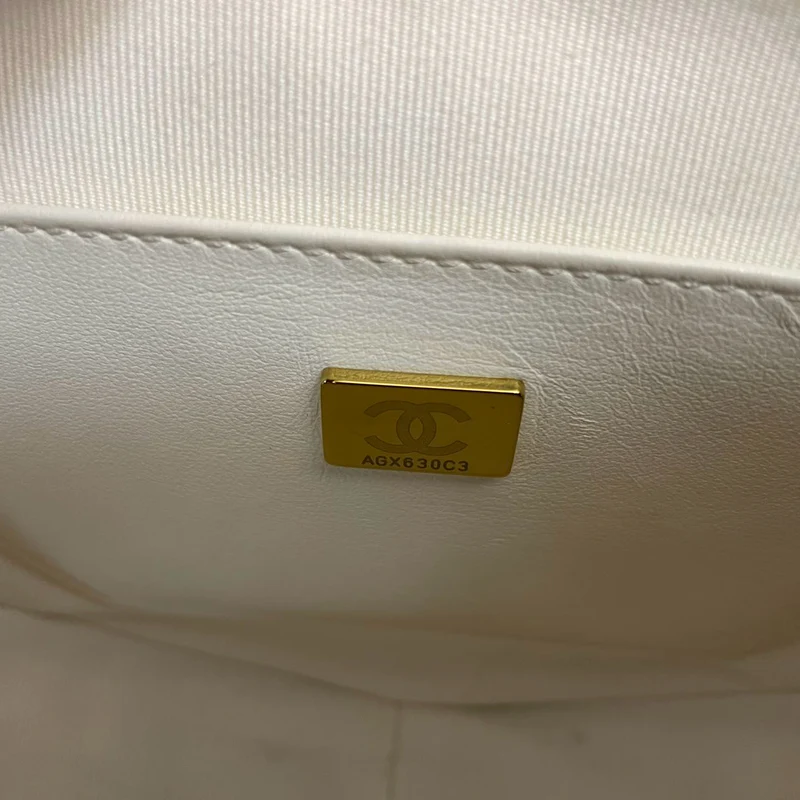 Chanel Big Heart Bag CC In Love Clutch aus gestepptem Lammleder mit Kette in Weiß