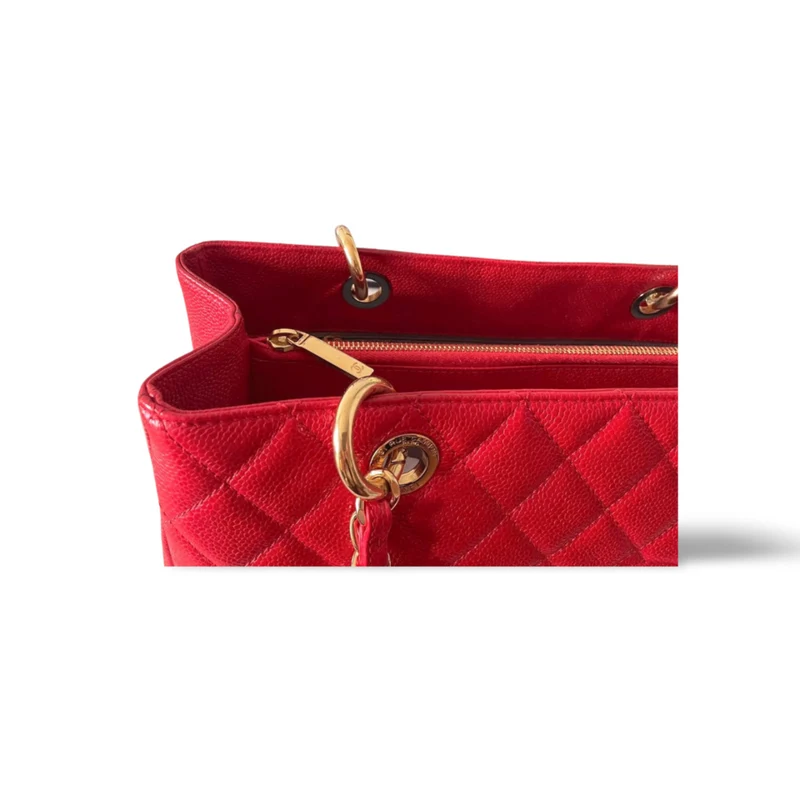 Rote mittelgroße Einkaufstasche von Chanel mit goldenen Beschlägen