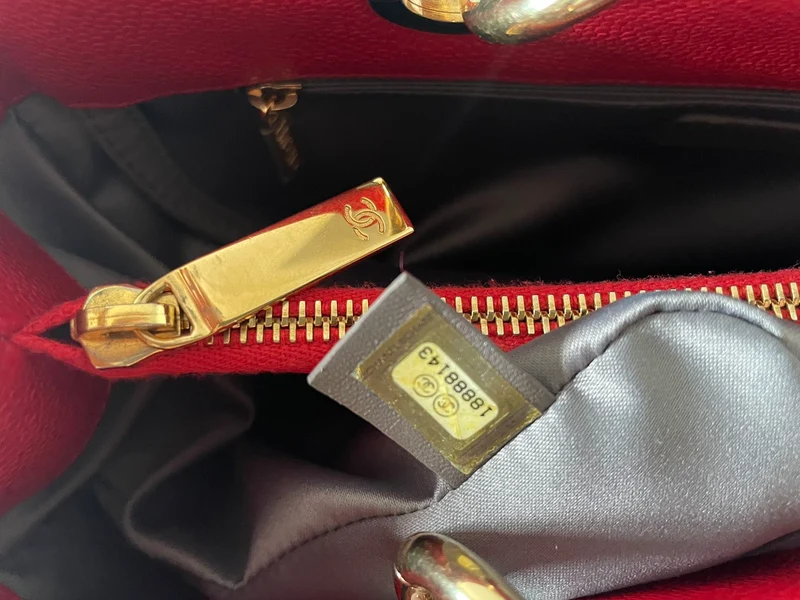 Rote mittelgroße Einkaufstasche von Chanel mit goldenen Beschlägen