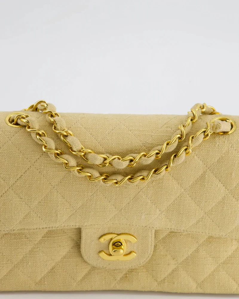 Chanel Vintage Beige kleine Stofftasche mit Doppelklappe und 24 Karat Goldbeschlägen