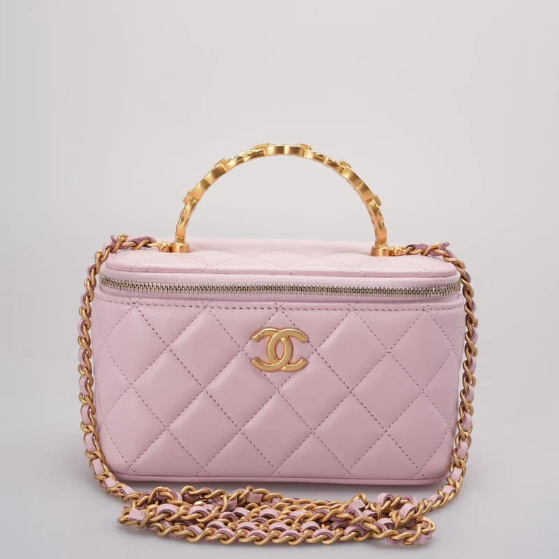Chanel Kosmetikkoffer aus rosa gestepptem Lammleder mit Kristallgriff von 2024