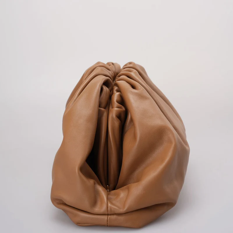 Bottega Veneta – The Pouch Clutch aus braunem Leder