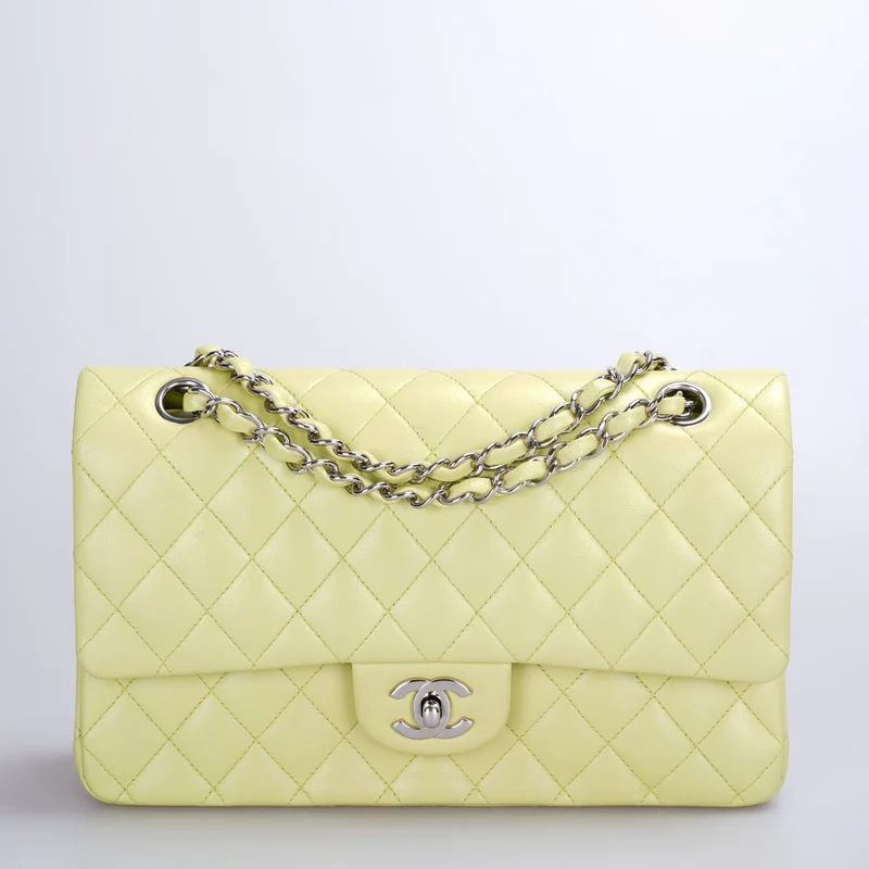 Chanel Medium Classic Double Flap Bag in pastellbuttergelber Farbe mit silberner Hardware