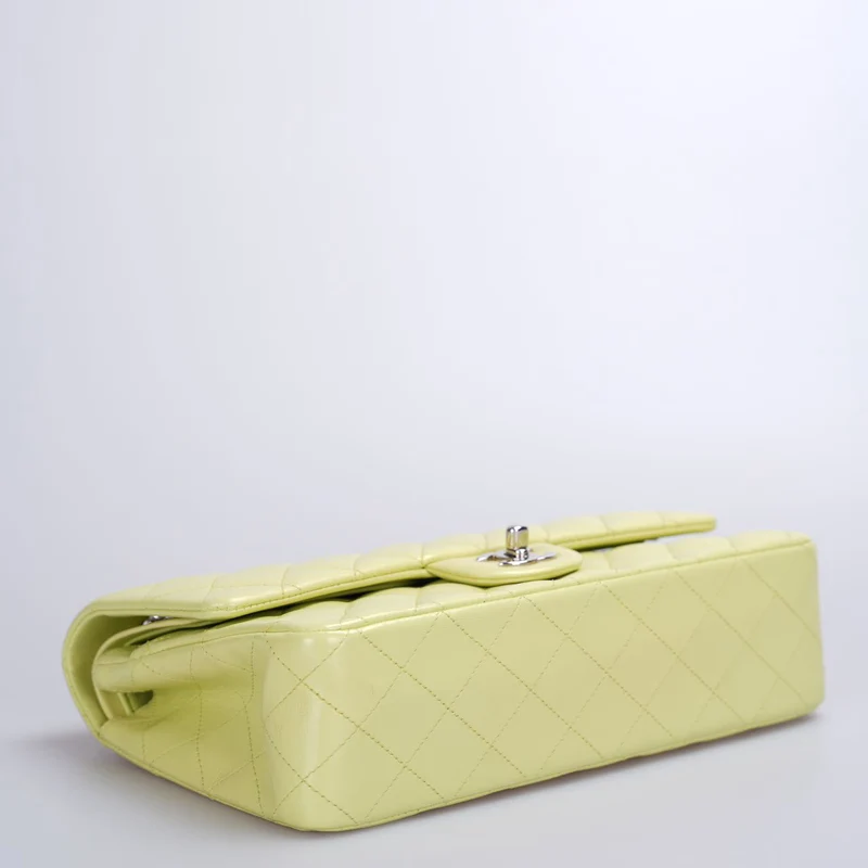 Chanel Medium Classic Double Flap Bag in pastellbuttergelber Farbe mit silberner Hardware