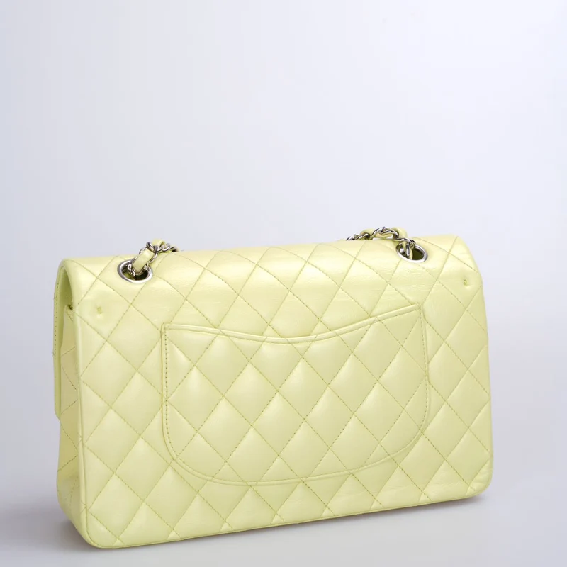 Chanel Medium Classic Double Flap Bag in pastellbuttergelber Farbe mit silberner Hardware