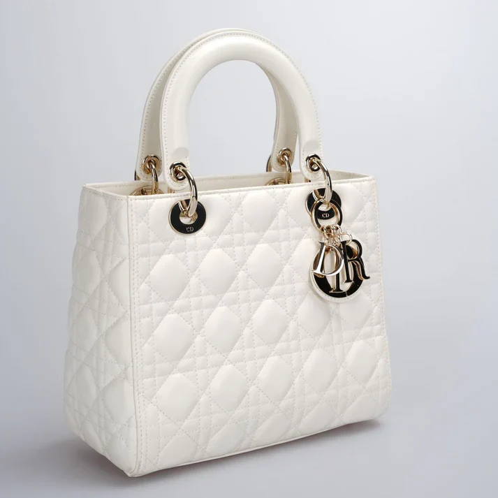 Christian Dior Weiße mittelgroße Lady Dior Tasche aus Cannage-Lammleder mit goldenen Beschlägen