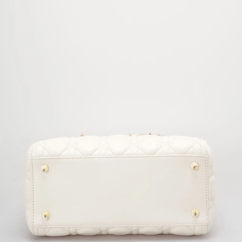 Christian Dior Weiße mittelgroße Lady Dior Tasche aus Cannage-Lammleder mit goldenen Beschlägen