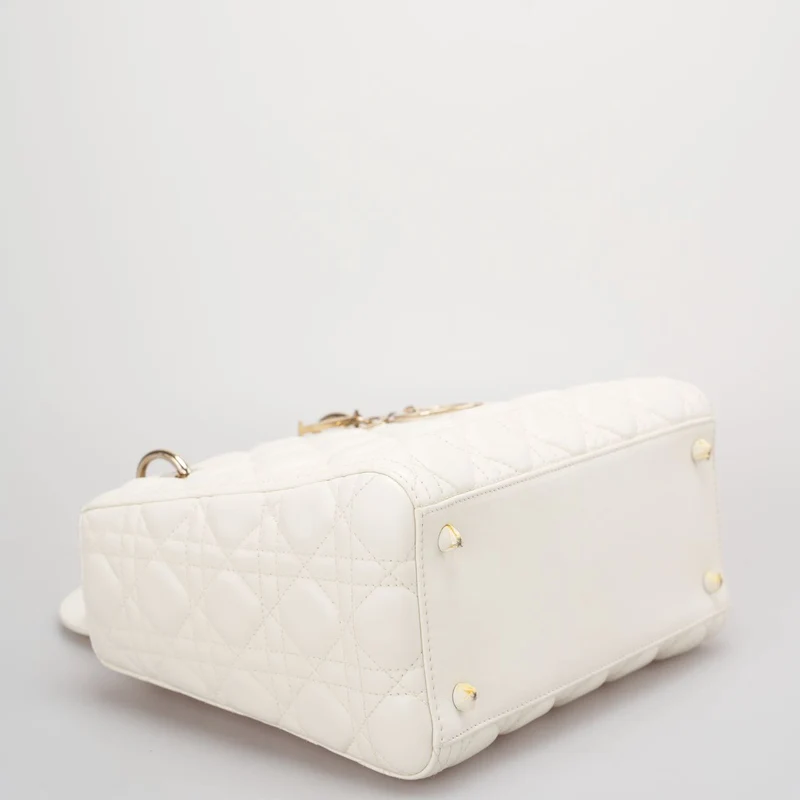 Christian Dior Weiße mittelgroße Lady Dior Tasche aus Cannage-Lammleder mit goldenen Beschlägen
