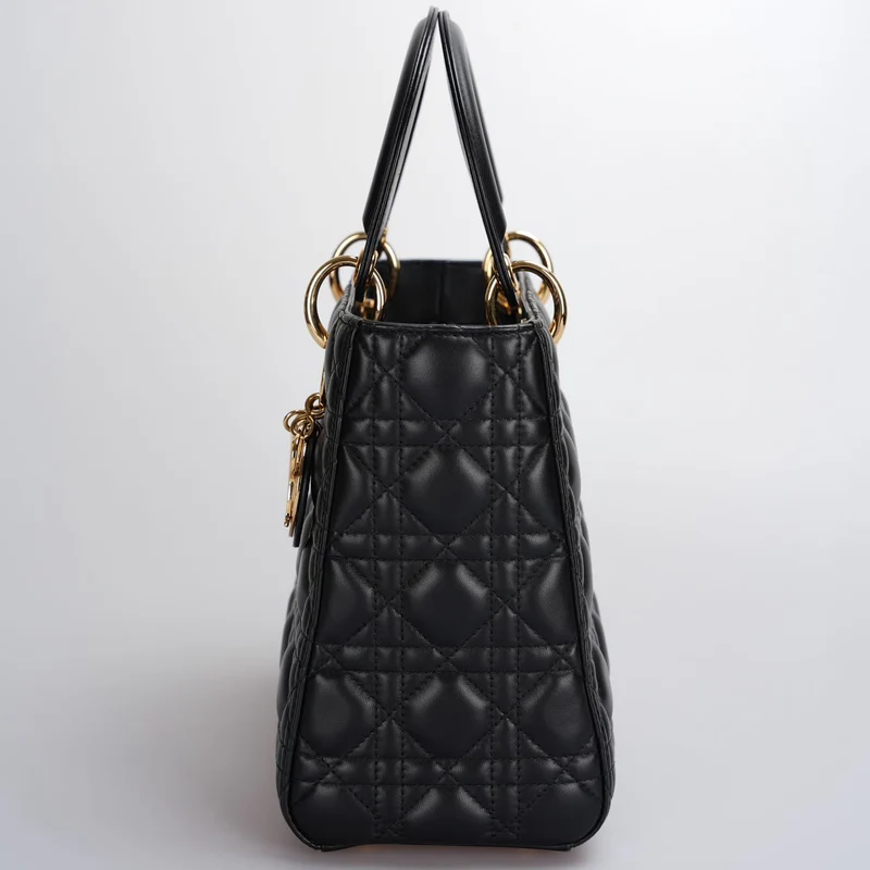Christian Dior Schwarze mittelgroße Lady Dior Tasche aus Cannage-Lammleder mit goldenen Beschlägen
