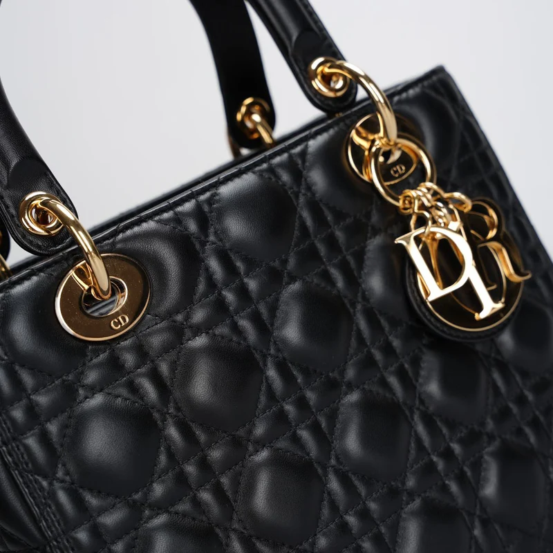 Christian Dior Schwarze mittelgroße Lady Dior Tasche aus Cannage-Lammleder mit goldenen Beschlägen