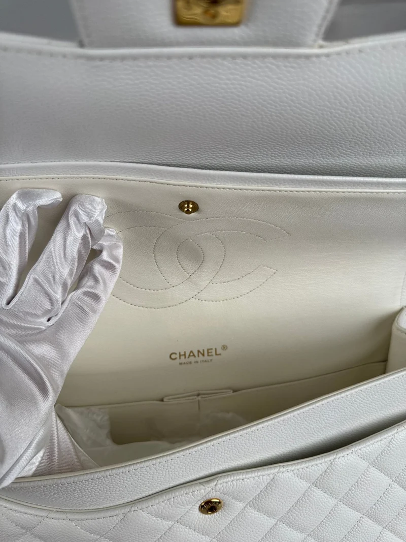 Chanel zeitlose Flap Bag Caviar Leder Maxigröße in weiß