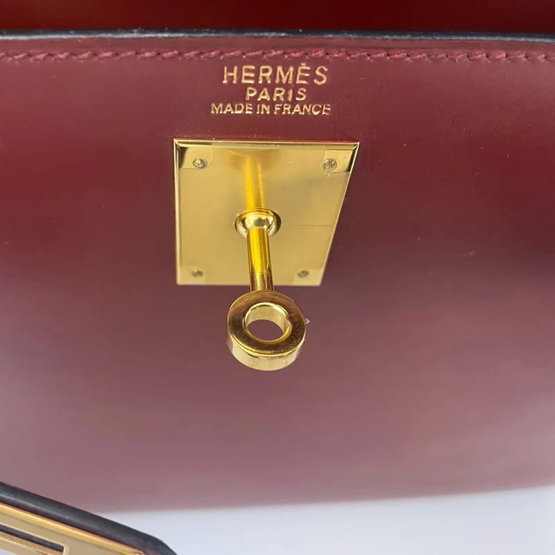 Hermes Kelly 32 Sellier Tasche aus burgunderfarbenem Boxleder mit goldenen Beschlägen von 2004