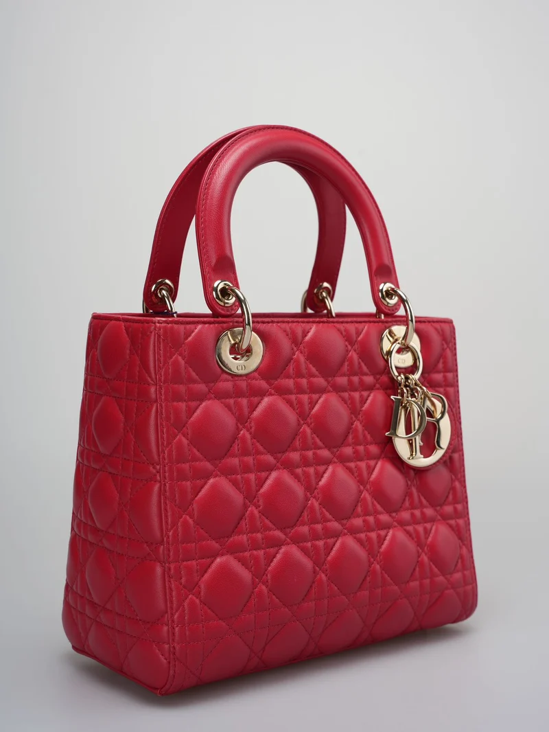 Christian Dior Rote mittelgroße Lady Dior Tasche aus Cannage-Lammleder mit goldenen Beschlägen