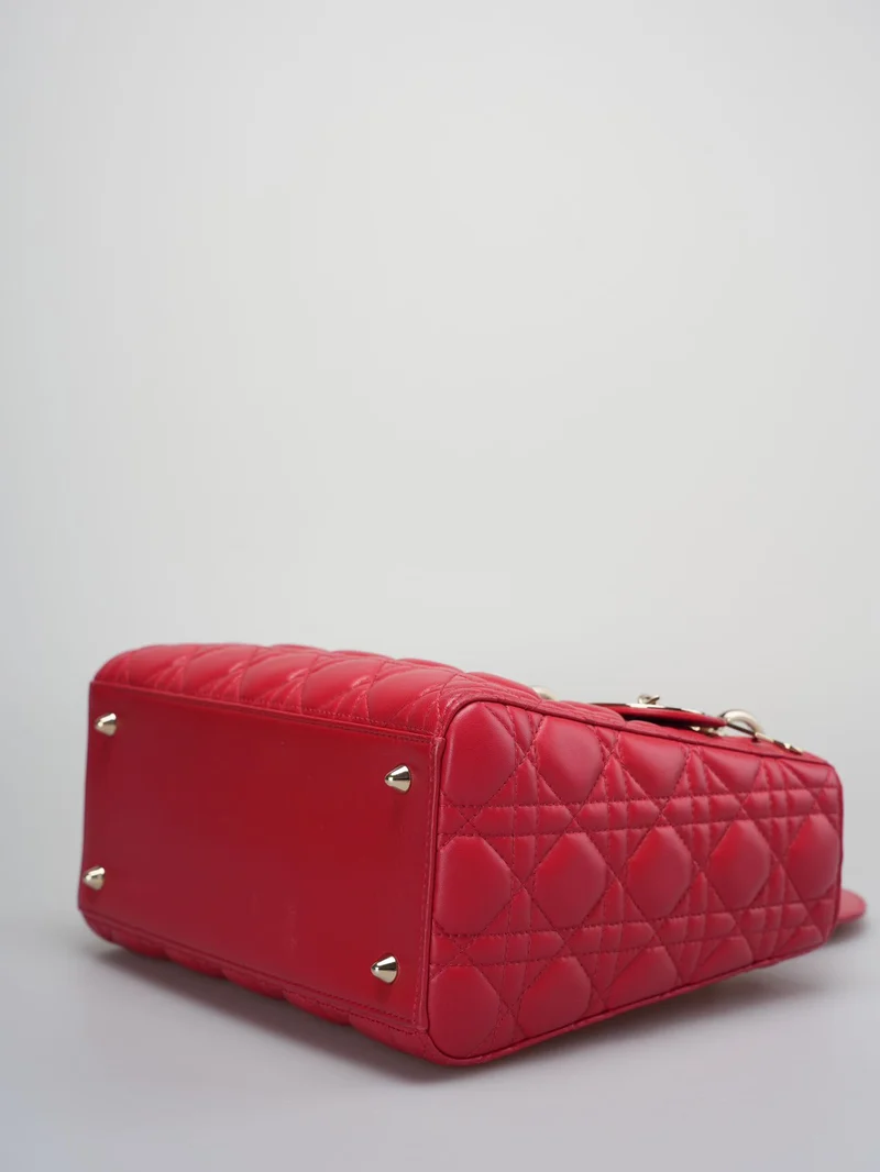 Christian Dior Rote mittelgroße Lady Dior Tasche aus Cannage-Lammleder mit goldenen Beschlägen