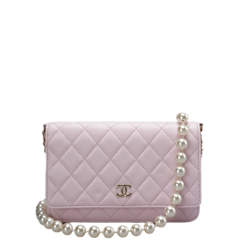 Chanel Baby Pink Wallet on Chain (WOC) aus gestepptem Lammleder mit Perlenkette – Goldbeschläge