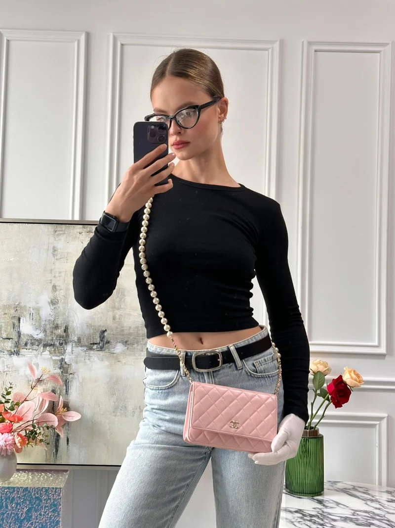 Chanel Baby Pink Wallet on Chain (WOC) aus gestepptem Lammleder mit Perlenkette – Goldbeschläge