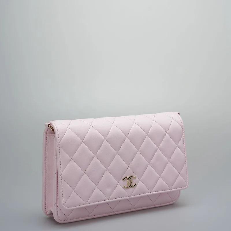 Chanel Baby Pink Wallet on Chain (WOC) aus gestepptem Lammleder mit Perlenkette – Goldbeschläge