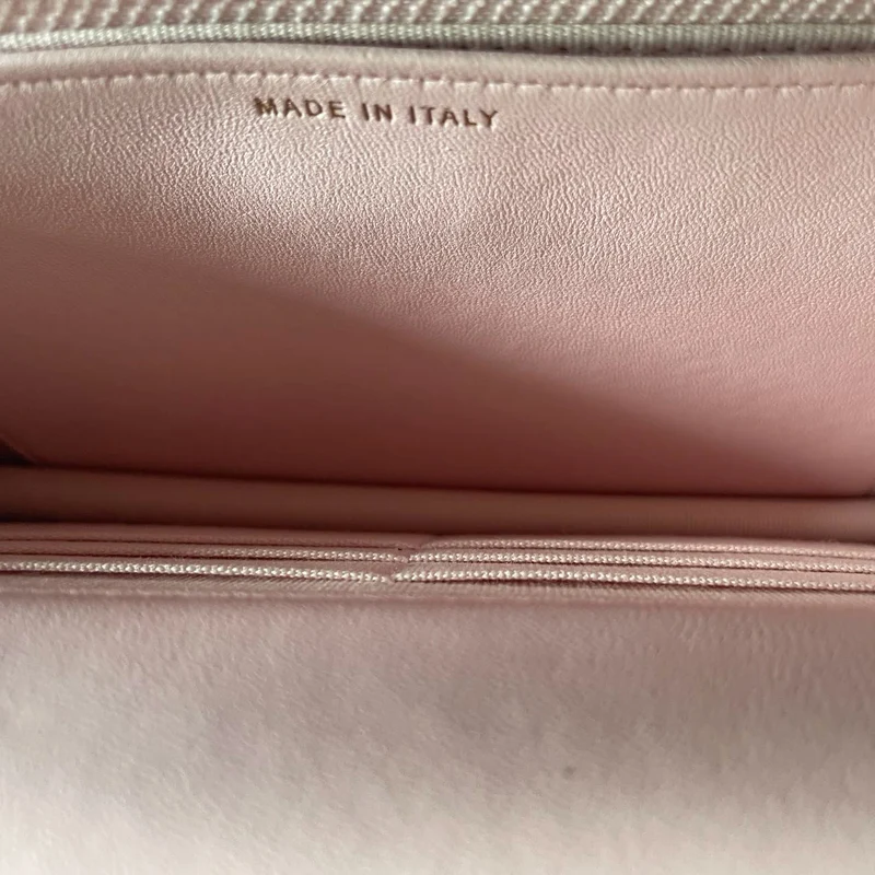 Chanel Baby Pink Wallet on Chain (WOC) aus gestepptem Lammleder mit Perlenkette – Goldbeschläge